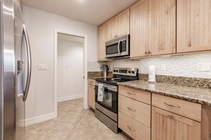 Coffee/tea maker, fridge, microwave, oven - 1081 PD - Standard Plus - Unwind in Our Spacious Townhome Oasis (Siesta Key)