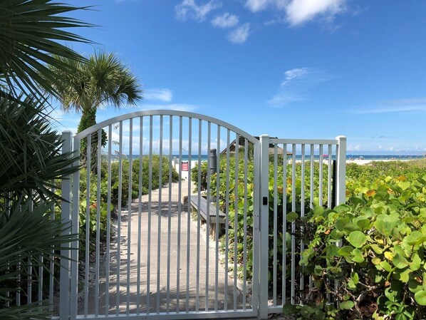 Property grounds - 1125-106 -Standard - Indulge in this Luxurious Gulf Side Condo (Siesta Key)