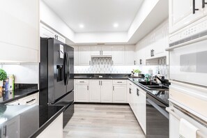 Refrigerador, lavavajillas, tostadora, utensilios de cocina