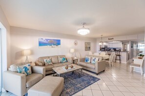 Living area - 1125-501 - Standard Plus - Water Views at Every Turn (Sarasota)