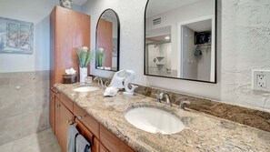 Douche, sèche-cheveux, serviettes fournies