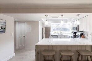 Kjøleskap og kjøkkenutstyr