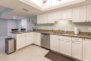 Cookware/dishes/utensils - 1200-402 - Premium - Experience Serenity Steps from the Water (St. Petersburg)
