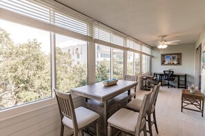 Dining - 1200-402 - Premium - Experience Serenity Steps from the Water (St. Petersburg)