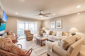Living area - 1200-406 - Standard Plus - Embrace Spectacular Water Views (Siesta Key)