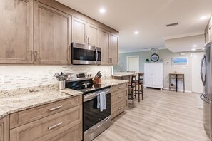 Cookware/dishes/utensils - 1200-602 - Premium Plus -Enjoy Relaxing Bayfront Bliss (St. Petersburg)
