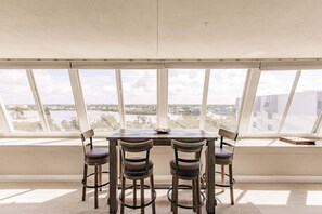 Interior - 1200-602 - Premium Plus -Enjoy Relaxing Bayfront Bliss (St. Petersburg)