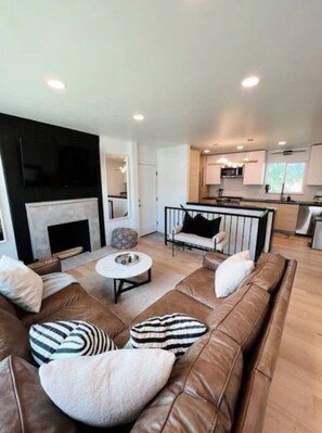 Signature House, Non Smoking, Hot Tub | Living room | 70-inch Smart TV with digital channels, books