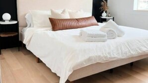 Casa destacada, no fumadors, banyera d'hidromassatge | 3 dormitoris, planxa i posts de planxar i wifi gratuïta 