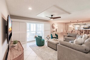 Living area - 6018 WPW - Premium - Gulf-Side Oasis with Beach View (Sarasota)
