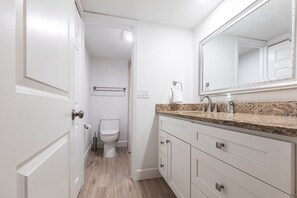 Bathroom - 6026 Bayside 1st Floor Large garden unit (Siesta Key)