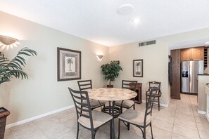 Dining - 6026 Bayside 1st Floor Large garden unit (Siesta Key)