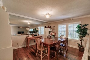 Dining - 6030 EPW - Standard Plus - Cozy Bay Side Garden Paradise (Siesta Key)