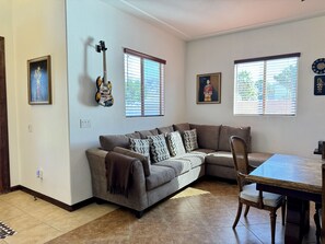 Una Smart TV, una chimenea, una impresora