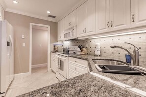 Coffee/tea maker, fridge, microwave, oven - 6052 WPW - Standard Plus - Spacious with a fabulous Bay View (Sarasota)