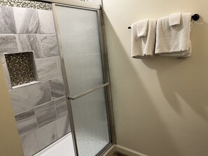 Douche, sèche-cheveux, serviettes fournies, savon