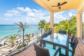 Outdoor dining - Luxury 3bedroom 3 bathroom with stunning views steps from the beach  (West Bay)