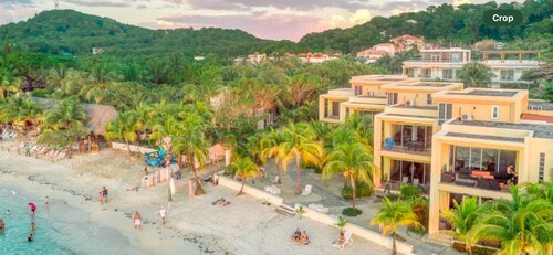 Luxury 3bedroom 3 bathroom with stunning views steps from the beach 