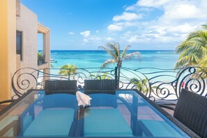 Outdoor dining - Luxury 3bedroom 3 bathroom with stunning views steps from the beach  (West Bay)