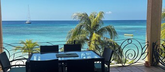 Luxury 3bedroom 3 bathroom with stunning views steps from the beach 