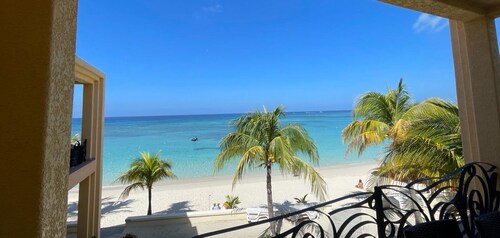 Luxury 3bedroom 3 bathroom with stunning views steps from the beach 