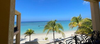 Luxury 3bedroom 3 bathroom with stunning views steps from the beach 