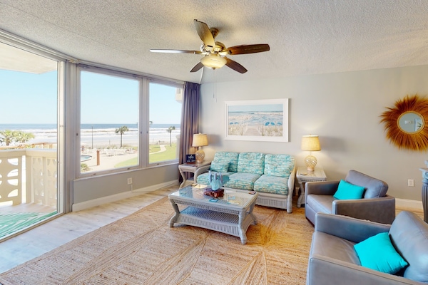 Great ocean views! Pull out sofa in living room.