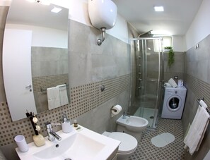 Chuveiro, secador de cabelo, bidê, toalhas de banho