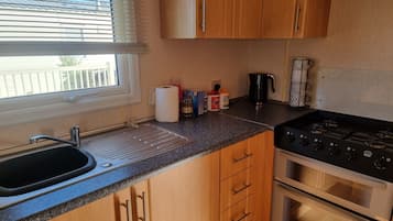 Departamento | Cocina privada | Refrigerador, microondas, horno y parrilla de estufa