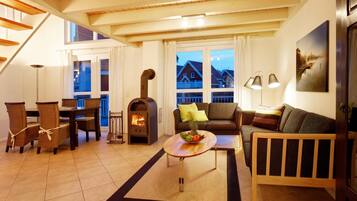 Fernseher, Kamin, DVD-Player