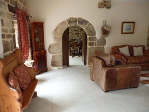 Tv, dvd-spelare, böcker och ett filmbibliotek