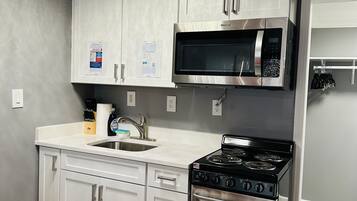 Een koelkast, een magnetron, een oven, een kookplaat