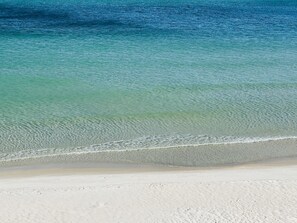 En la playa, camastros y toallas de playa 