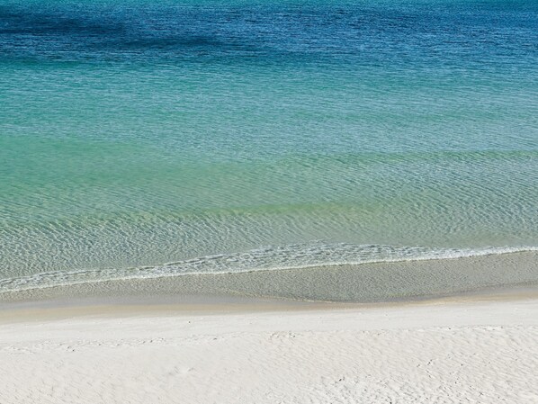 På stranden, liggestole, badehåndklæder