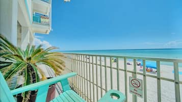 Aan het strand, ligstoelen aan het strand, strandlakens