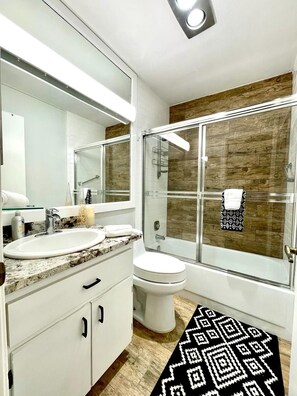 Shower, hair dryer, bidet, towels