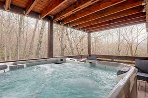 Outdoor spa tub - 3 Suites with Game/Movie Room & Hot Tub (Highlands)