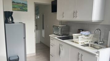 Fridge, oven, stovetop, cookware/dishes/utensils