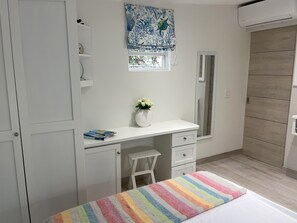 1 chambre, coffre-fort, bureau, lit de bébé portatif
