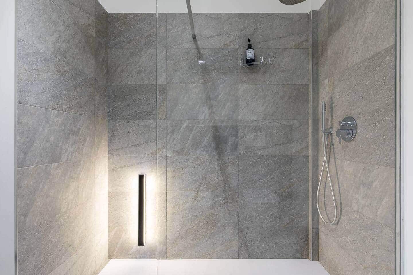 Dutxa, assecador de cabells, bidet i tovalloles 