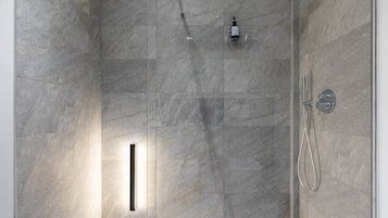 Dutxa, assecador de cabells, bidet i tovalloles