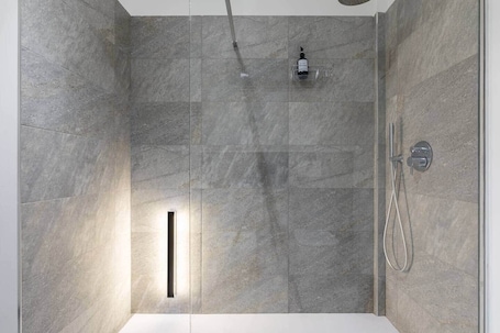 Douche, sèche-cheveux, bidet, serviettes fournies. Casa Dell'eden - F1/san Gerardo/monza