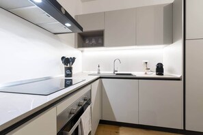 Fridge, oven, stovetop, dishwasher