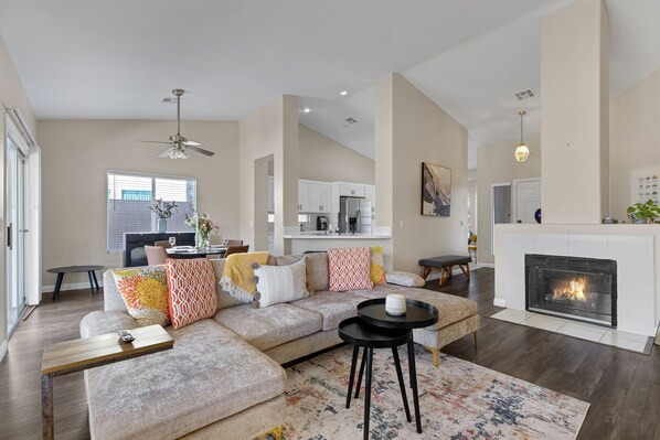 Smart-tv, eldstad och dvd-spelare