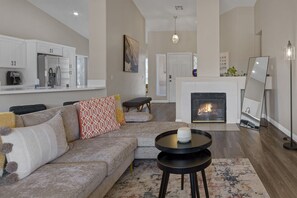 Smart-tv, eldstad och dvd-spelare