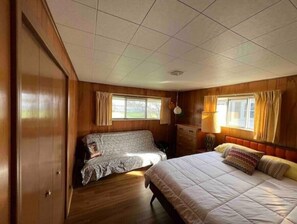 3 bedrooms, desk, free WiFi, bed sheets