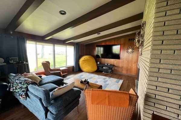 Téléviseur connecté, foyer, jeux vidéo, lecteur de DVD