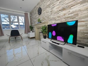Interior - 3 Bed House - Sleeps 7 - Garden - Parking - Wifi (Birmingham)