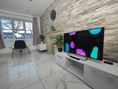 3 Bed House - Sleeps 7 - Garden - Parking - Wifi