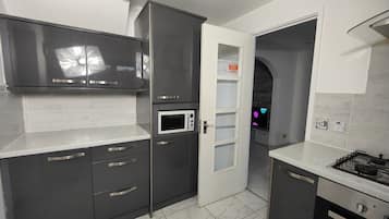 Rumah | Dapur pribadi | Lemari es, microwave, oven, dan kompor